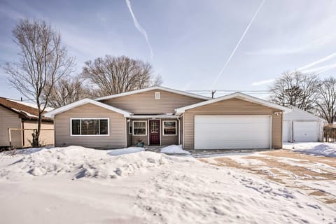Cozy South Bend Retreat < 2 Mi to Notre Dame! House in Mishawaka