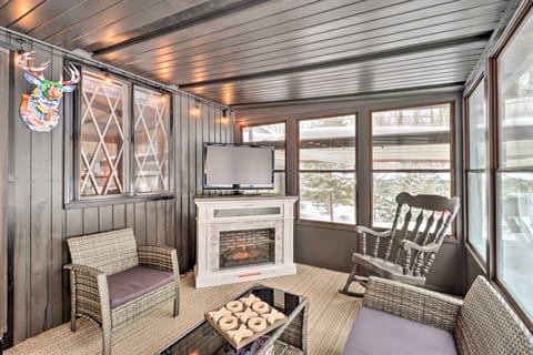 Near Skiing: Pocono Lake Cabin w/ Screened Patio House in Coolbaugh Township