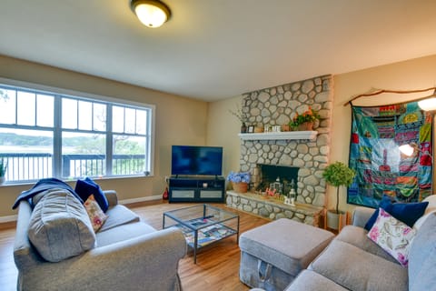 Sunny Lakefront Family Paradise w/ Deck & 2 Kayaks House in Texas