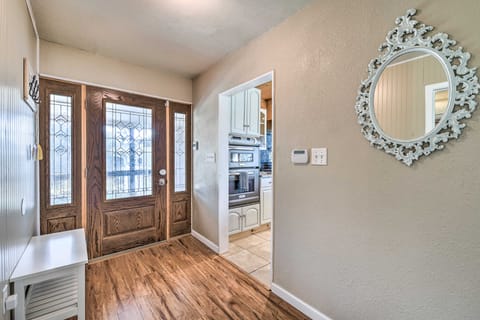 Sunny Lakefront Family Paradise w/ Deck & 2 Kayaks House in Texas