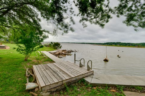 Sunny Lakefront Family Paradise w/ Deck & 2 Kayaks House in Texas