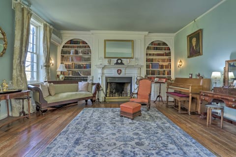 Historic Warrenton Home w/ Patio & Hot Tub! House in Warrenton