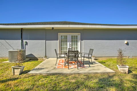 Vibrant Terrytown Home w/ Yard ~ 6 Mi to NOLA House in Terrytown