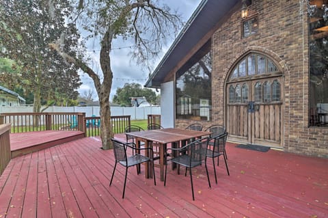Grand Valrico Home w/ Deck, Fire Pit & Yard! House in Brandon