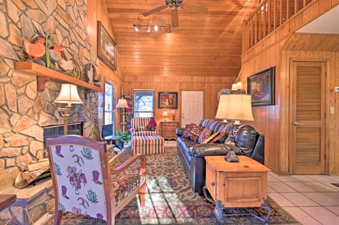 Serene Cabin w/ Riverfront Views & Access! House in Tennessee
