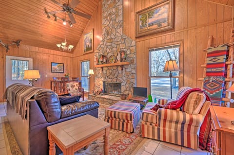 Serene Cabin w/ Riverfront Views & Access! House in Tennessee