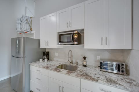 Stunning Texas Studio < 1 Mi to Canyon Lake! Apartment in Canyon Lake