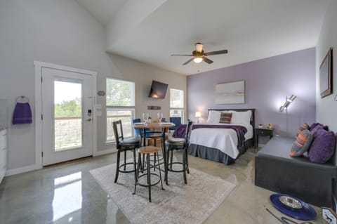 Stunning Texas Studio < 1 Mi to Canyon Lake! Apartment in Canyon Lake