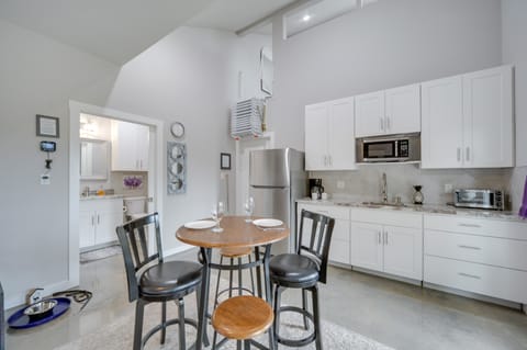 Stunning Texas Studio < 1 Mi to Canyon Lake! Apartment in Canyon Lake