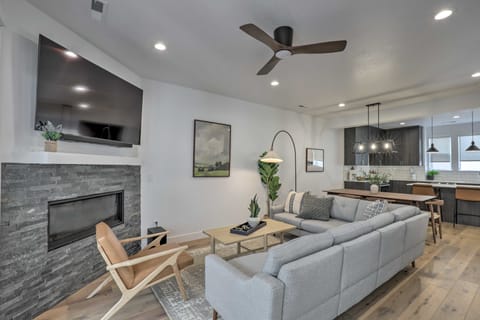 Chic & Sunny Provo Townhome w/ Rooftop Deck! Apartment in Provo
