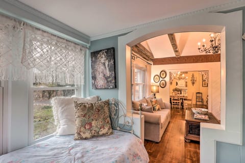 'Foxglove Cottage' in Walkable West Asheville Cottage in Asheville