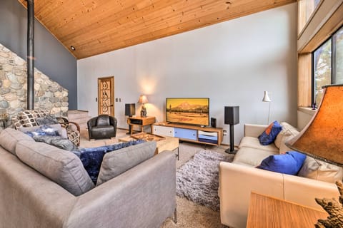 Deck + Fireplace: Log Cabin in Tahoe Donner! House in Truckee