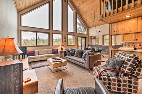 Deck + Fireplace: Log Cabin in Tahoe Donner! House in Truckee