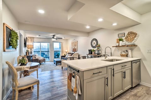 Unwind Fireside! Condo 1 Mi to Silver Dollar City Apartment in Table Rock Lake