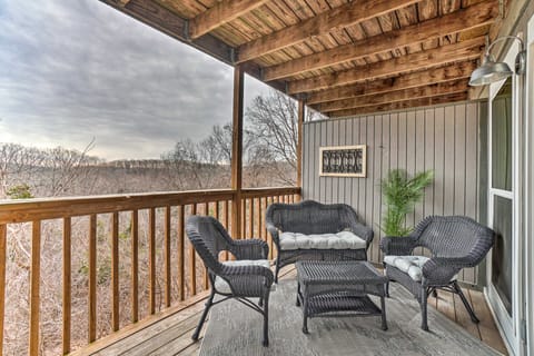 Unwind Fireside! Condo 1 Mi to Silver Dollar City Apartment in Table Rock Lake