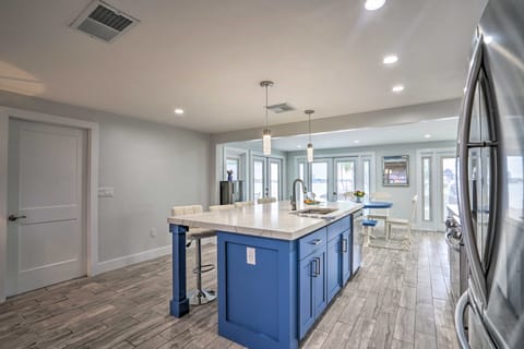 Waterfront Matlacha Paradise w/ Hot Tub & Dock! House in Matlacha