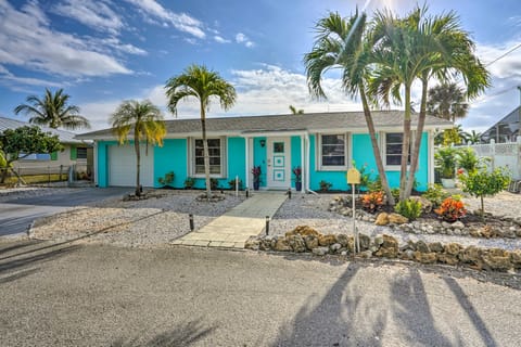 Waterfront Matlacha Paradise w/ Hot Tub & Dock! House in Matlacha