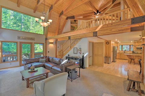 'Wild Huckleberry Cabin' in Alpine: Fire Pit, Deck House in Wyoming