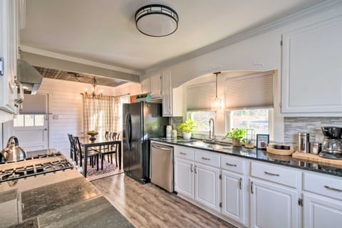 Modern Florence Getaway w/ Patio & Grill! House in Florence