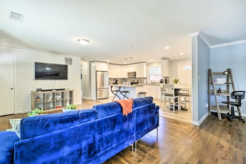 Fire Pit & Deck: Atlanta Home ~ 8 Mi to Dwtn! House in Atlanta