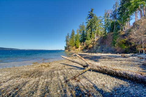 Waterfront PNW Escape w/ Deck & Beach Access! House in Whidbey Island