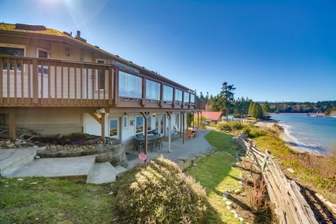 Waterfront PNW Escape w/ Deck & Beach Access! House in Whidbey Island
