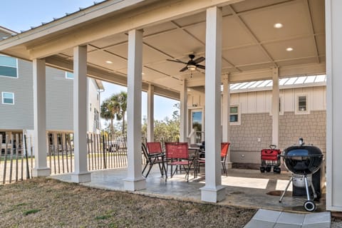 Mexico Beach Getaway w/ Patio - Steps to Beach! House in Mexico Beach