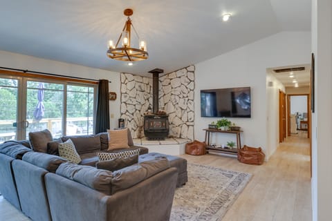 ‘Hiker’s Escape’ Home Near Beach, Golf & Yosemite House in Groveland