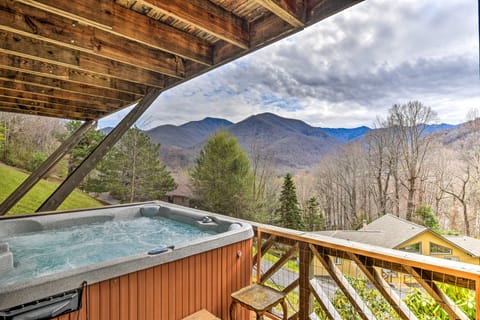 Best Location - Maggie Valley Cabin w/ Hot Tub! House in Maggie Valley