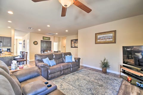 Family Poolside Escape 15 Mi to Dtwn Phoenix! House in Avondale