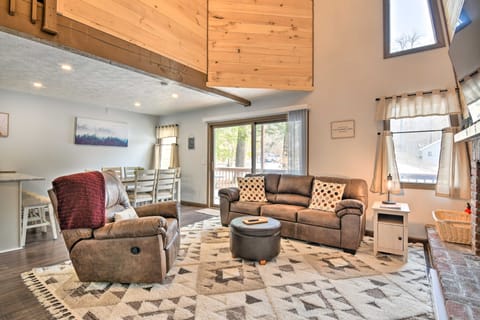 Tobyhanna Cabin w/ Deck, Community Pool & Golf! House in Coolbaugh Township