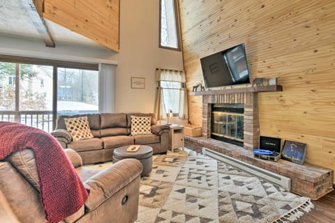 Tobyhanna Cabin w/ Deck, Community Pool & Golf! House in Coolbaugh Township