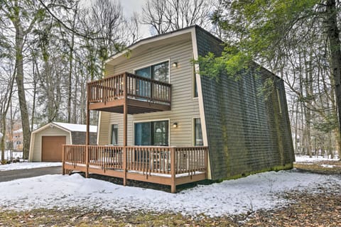 Tobyhanna Cabin w/ Deck, Community Pool & Golf! House in Coolbaugh Township
