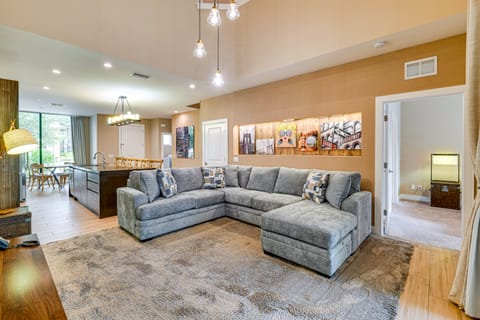 Magic Villas Townhome ~ 5 Mi to Disney Parks! Apartment in Bay Lake