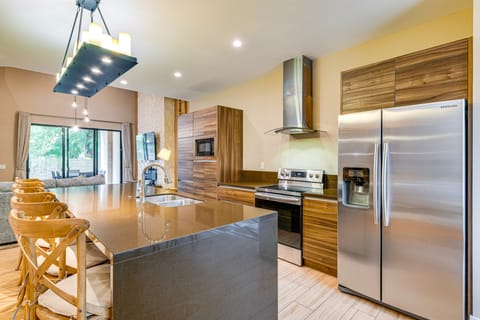 Magic Villas Townhome ~ 5 Mi to Disney Parks! Apartment in Bay Lake