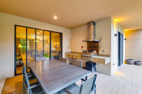 Magic Villas Townhome ~ 5 Mi to Disney Parks! Apartment in Bay Lake