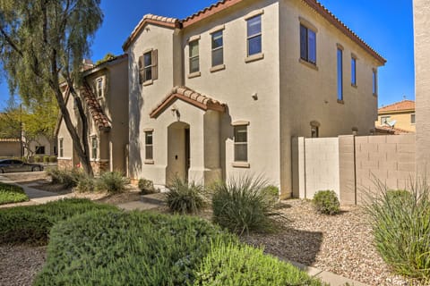 2-Story Unit w/ Patio! Group Getaway in Surprise House in Surprise