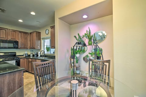 2-Story Unit w/ Patio! Group Getaway in Surprise House in Surprise