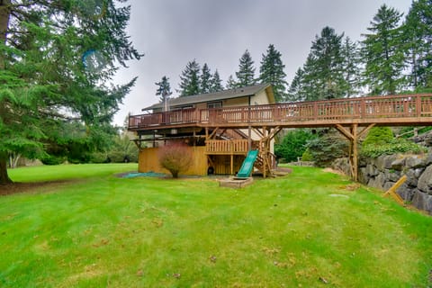 Central 4-Acre Cottage w/ Deck: Walk to Bay! Cottage in Bainbridge Island