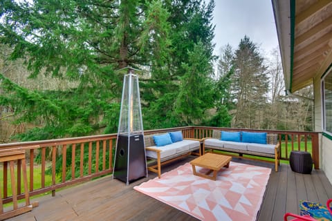 Central 4-Acre Cottage w/ Deck: Walk to Bay! Cottage in Bainbridge Island