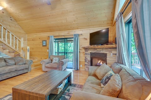 Sevierville Cabin w/ Hot Tub: 5 Mi to Pigeon Forge House in Pigeon Forge