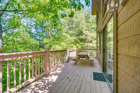 Sevierville Cabin w/ Hot Tub: 5 Mi to Pigeon Forge House in Pigeon Forge