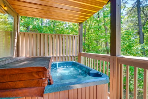 Sevierville Cabin w/ Hot Tub: 5 Mi to Pigeon Forge House in Pigeon Forge