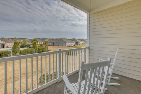7 Mi to Myrtle Beach Boardwalk: Condo w/ Balcony! Apartment in Carolina Forest