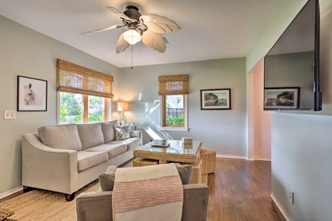 Yard & Hot Tub: Historic Lake Worth Cottage! Cottage in Lake Worth