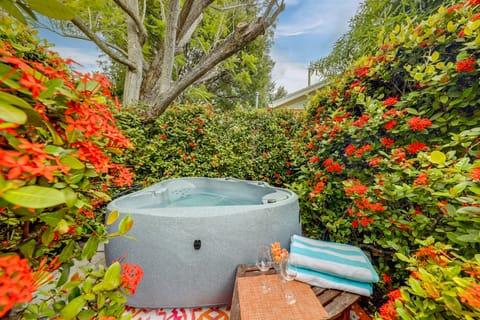 Yard & Hot Tub: Historic Lake Worth Cottage! Cottage in Lake Worth