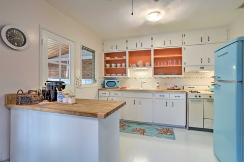 Yard & Hot Tub: Historic Lake Worth Cottage! Cottage in Lake Worth