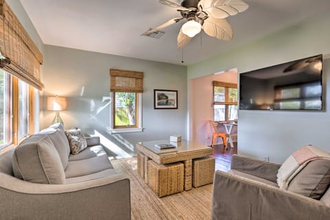 Yard & Hot Tub: Historic Lake Worth Cottage! Cottage in Lake Worth