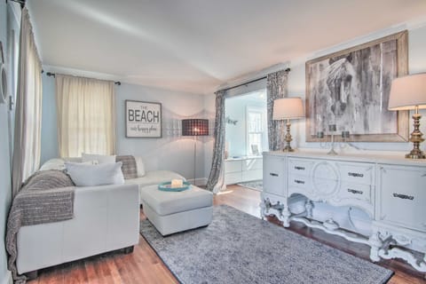 Chincoteague Island Cottage ~ 2 Mi to Beaches Cottage in Chincoteague Island