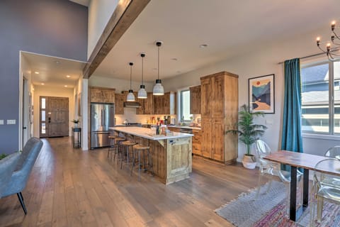 Modern Mtn Oasis w/ Patio, Hot Tub & Grill! Apartment in Deschutes River Woods